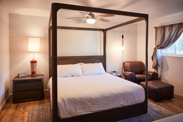 Bedroom 3, Bed & Barrel at Stonehouse Cellars, Lake