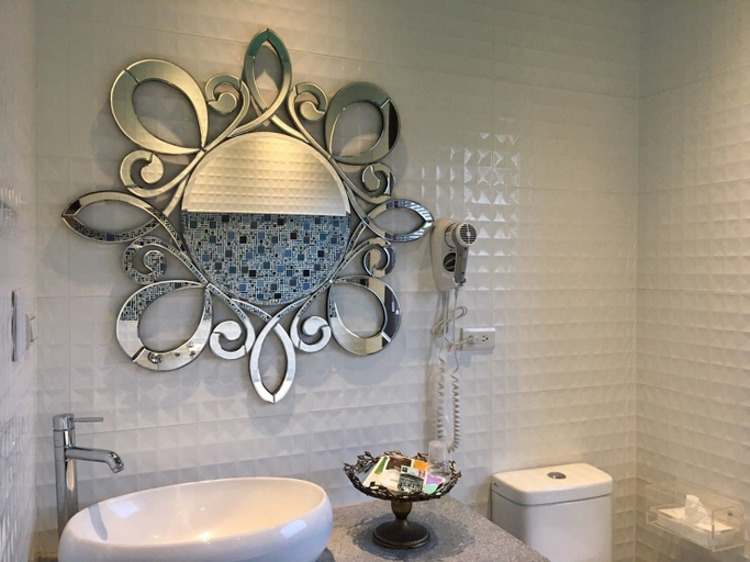 Bathroom 4, Love To Stick Together, Nantou