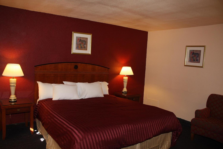 Bedroom 2, Budget Inn, San Luis Obispo