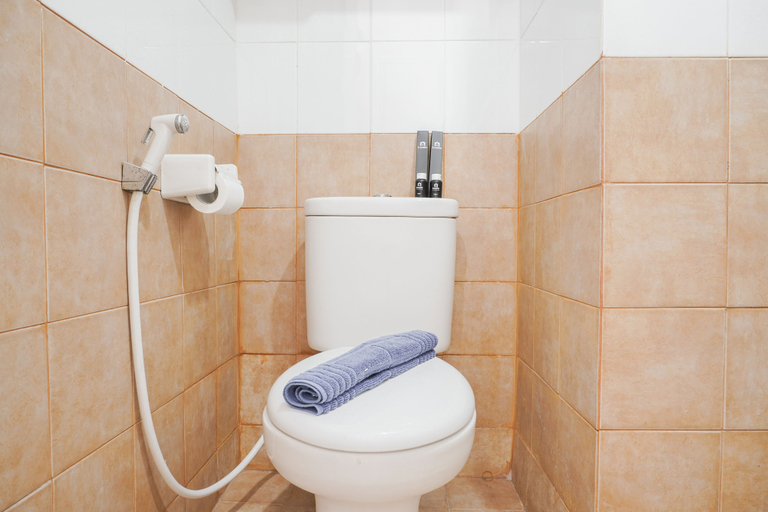 Bathroom 5, Vibrant 2Br With Sofa Bed Apartment At Green Pramuka City, East Jakarta