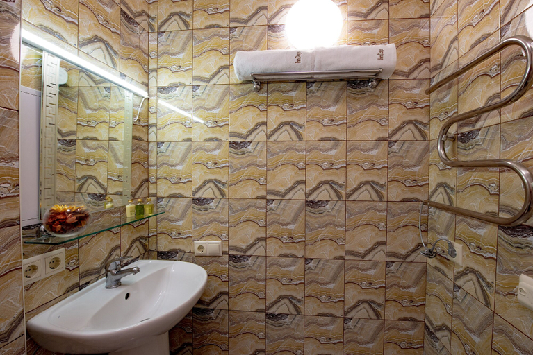 Bathroom 3, Inndays on Butlerova, Western