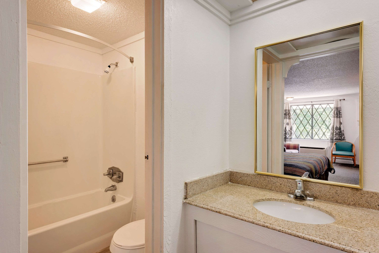 Bathroom, Knights Inn Macedonia, Summit