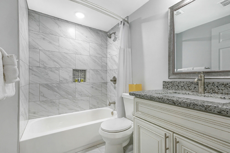 Bathroom 3, Spacious 5 Bedroom Near Magazine St & Uptown, Orleans