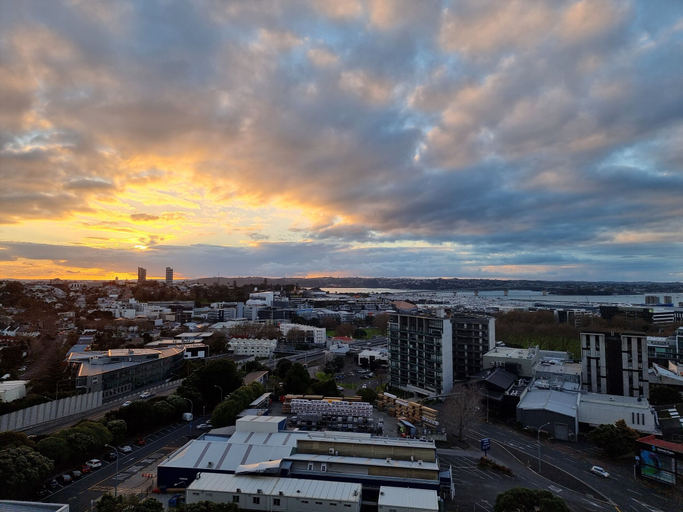 Others 4, Luxe Apt w Harbour-Sunset Views -Parking, Waitakere