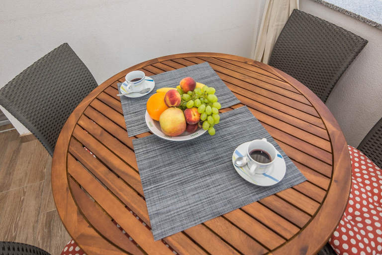 Food & Drinks 4, Apartments Ivanusevic, Vir