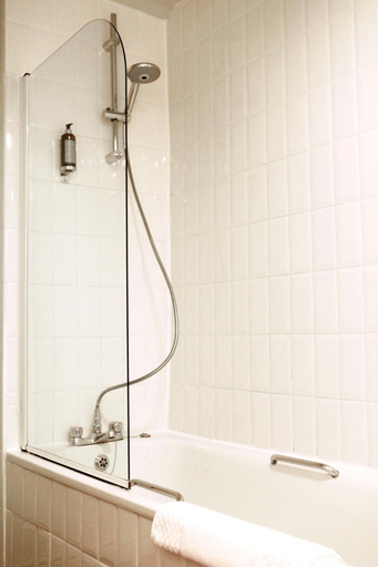 Bathroom 4, Rose & Crown, Warwickshire