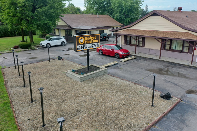 Exterior & Views 1, Budget Host Inn, Iroquois