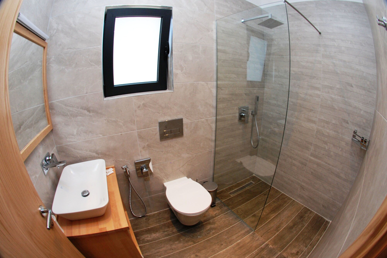 Bathroom 5, Hotel Sole, Sarandës