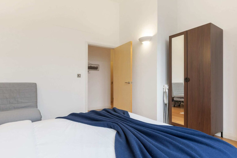 Bedroom 3, Beautiful 1 Bedroom Apartment in Shepherd's Bush, London