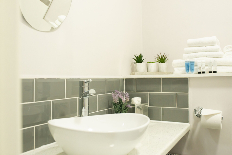 Bathroom 3, The Cheney Arms, Leicestershire