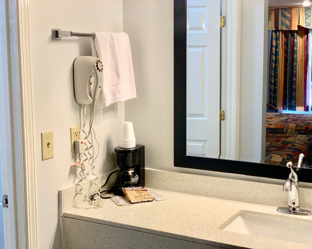 Bathroom 4, Key West Inn - Childersburg, Talladega