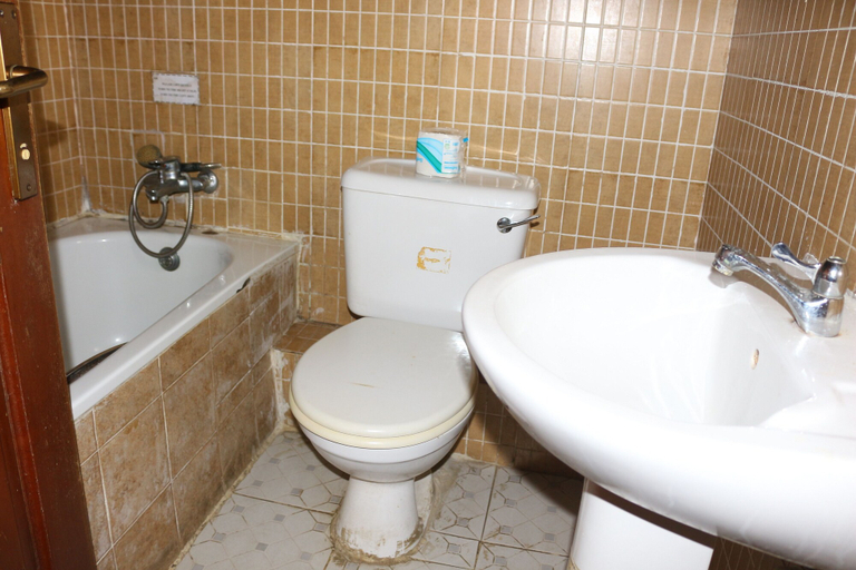 Bathroom 3, Xcape Hotels and Suites Ltd, Calabar