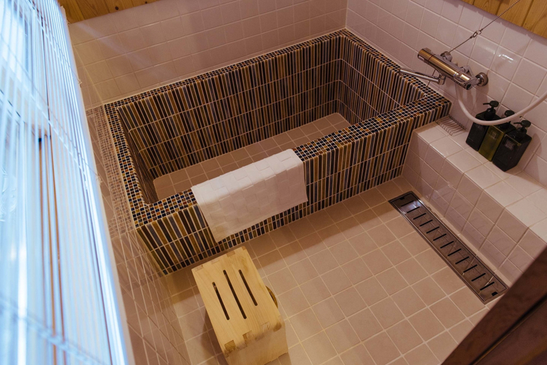 Bathroom 2, Gojo Miyabi Inn, Kyoto