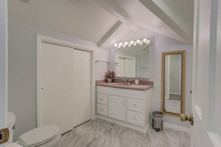 Bathroom 4, 3 Bedroom Downtown with Firepit, El Paso