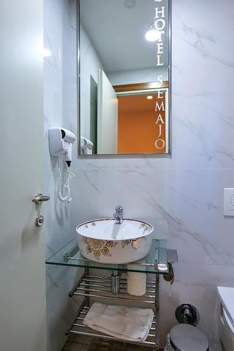 Bathroom 4, Hotel Semajo, Vlorës
