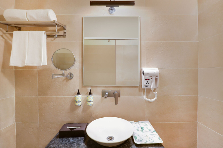 Bathroom 3, Lemon Tree Hotel Mukteshwar, Nainital