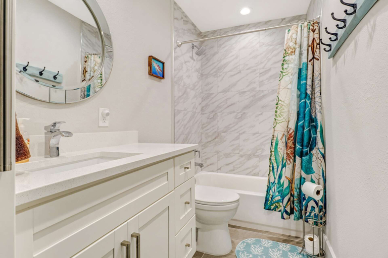 Bathroom 3, 4836/4838 Esplanade St B-pool, Lee