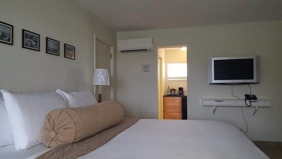 Bedroom 1, Le Cabanon Motel, Broward