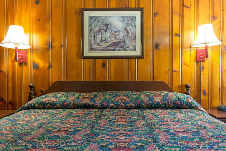 Bedroom 2, Knights Inn - Athens, OH, Athens