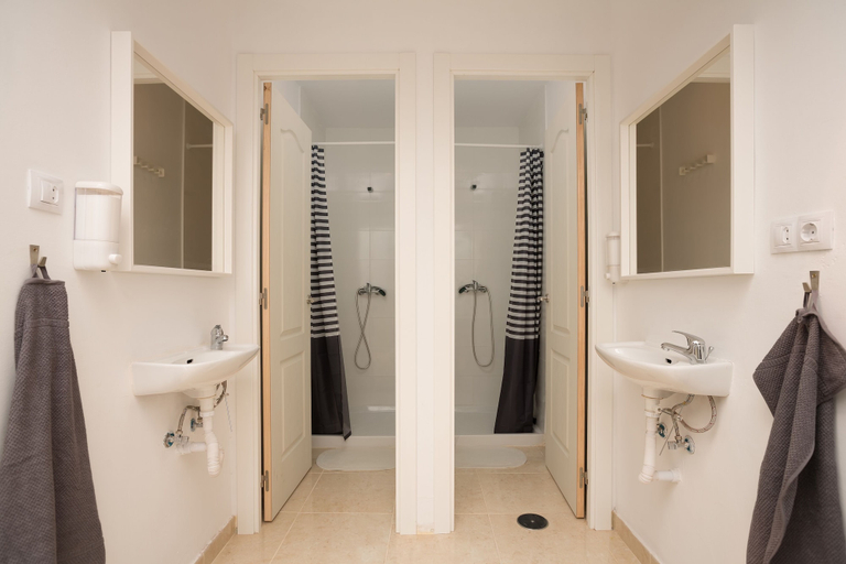 Bathroom 4, La Ventana Azul Surf Hostel, Las Palmas