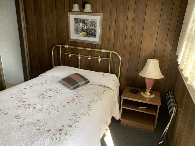 Bedroom 3, Sugarloaf Mountain Motel, Storey