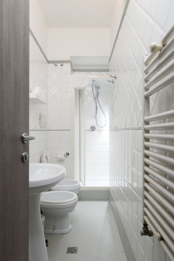 Bathroom 4, White Caesar Guesthouse, Rome
