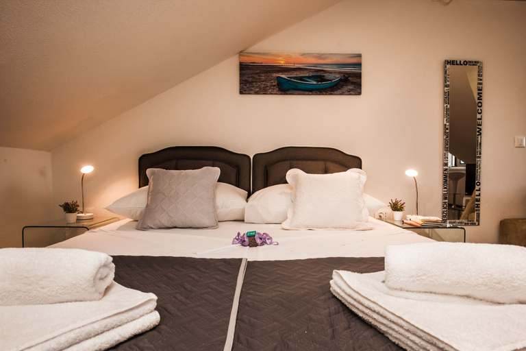 Bedroom 3, Luxury Seaside Apartments, Bol