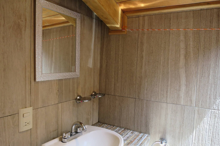 Bathroom 4, Room in Guest Room - Studio With a Fantastic View, San Cristóbal de las Casas