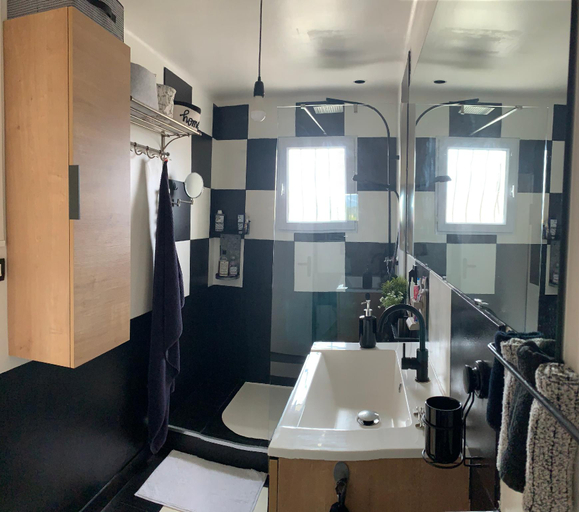 Bathroom, Bright and quiet house with two gardens north shade and south sun, Bouches-du-Rhône