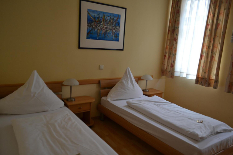 Bedroom 3, Hotel Amadeus, Speyer