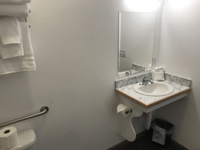 Bathroom 4, The Fireside Inn, Pacific