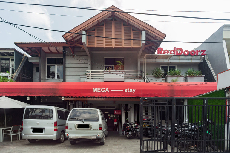 RedDoorz Plus near Mall Kelapa Gading, East Jakarta