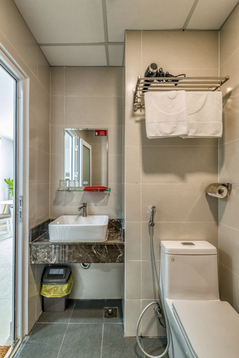 Bathroom 5, Cherry Hotel and Apartment, Tân Bình