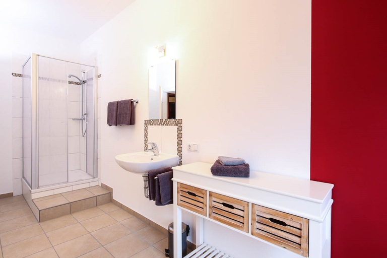 Bathroom 5, Pension Leonardo, Passau