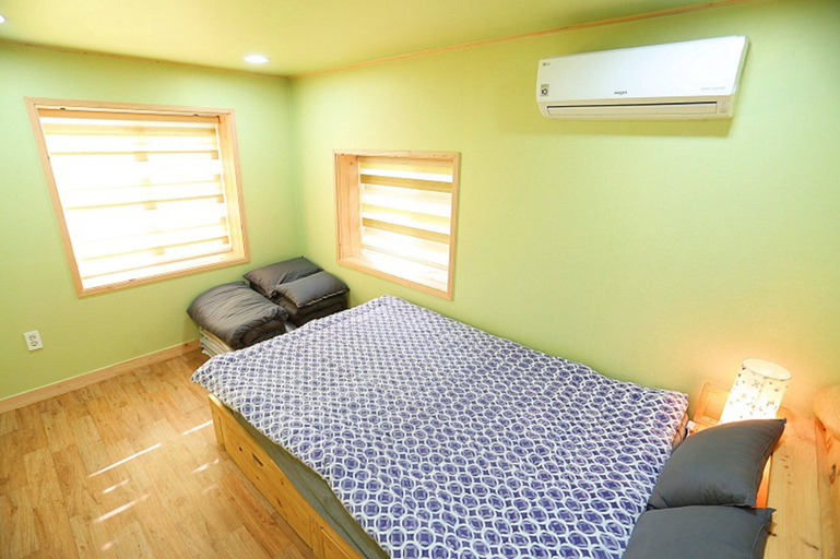 Bedroom 2, Doldam Path Pension, Seogwipo