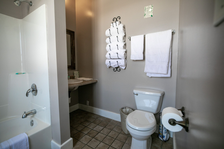 Bathroom 3, Nauvoo Temple House Hotel, Hancock