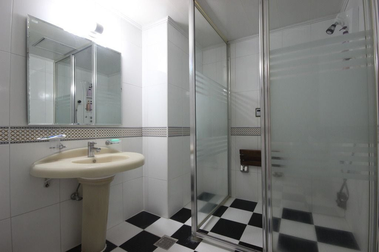 Bathroom 4, Utopia Motel, Gumi