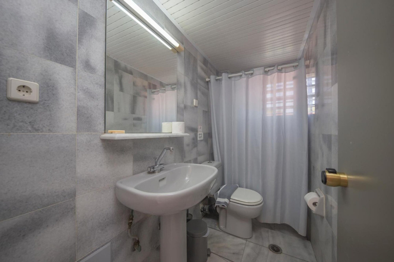 Bathroom 5, Manias Hotel Apartments, Crete