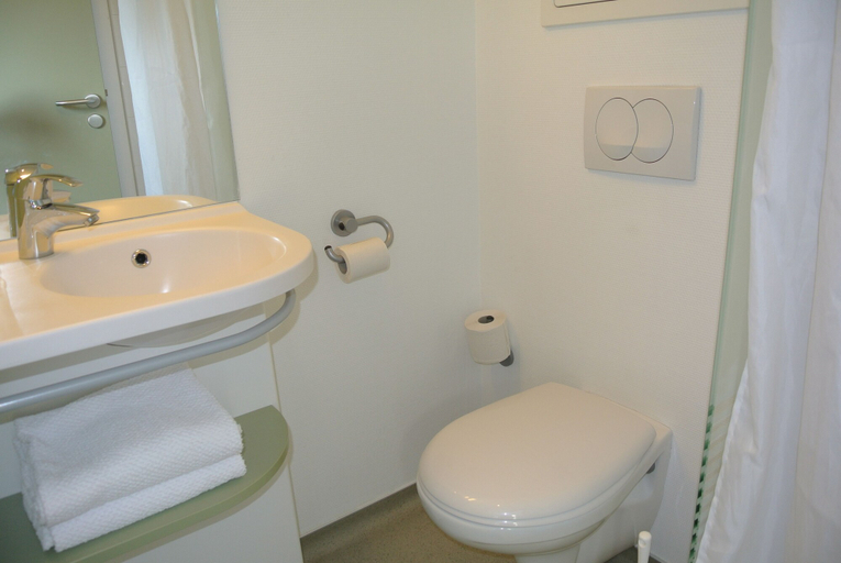Bathroom 4, ibis budget Chambéry Sud Challes les Eaux, Savoie