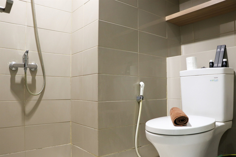 Bathroom 3, Elegant and Stylisth Studio at Apartment Springhill Terrace Residence, Central Jakarta