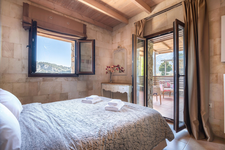 Room 2, Pezoulia, Crete