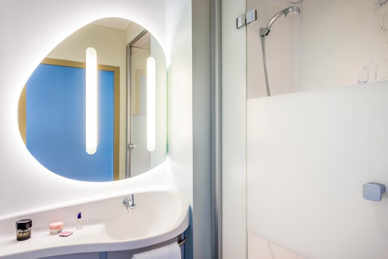 Bathroom 4, ibis budget Clermont-Ferrand Le Brézet Airport, Puy-de-Dôme