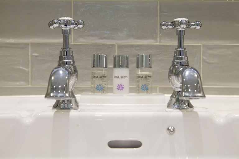 Bathroom 4, Saracens Head, Gwynedd