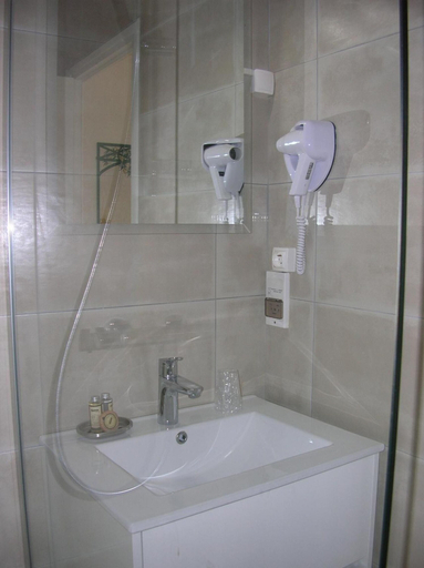 Bathroom 4, Hôtel Restaurant L'Ecailler, Charente-Maritime