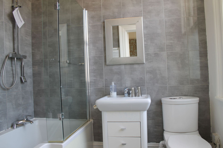 Bathroom 3, Wimbledon Hotel, London