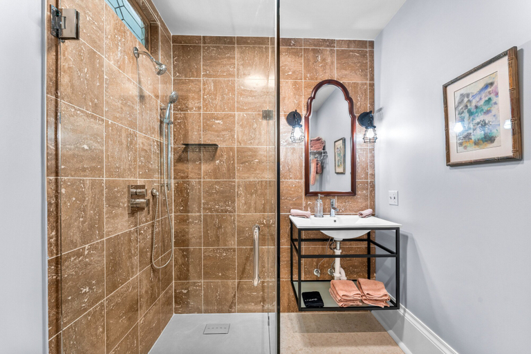 Bathroom 3, The Inn On Market, Lawrence