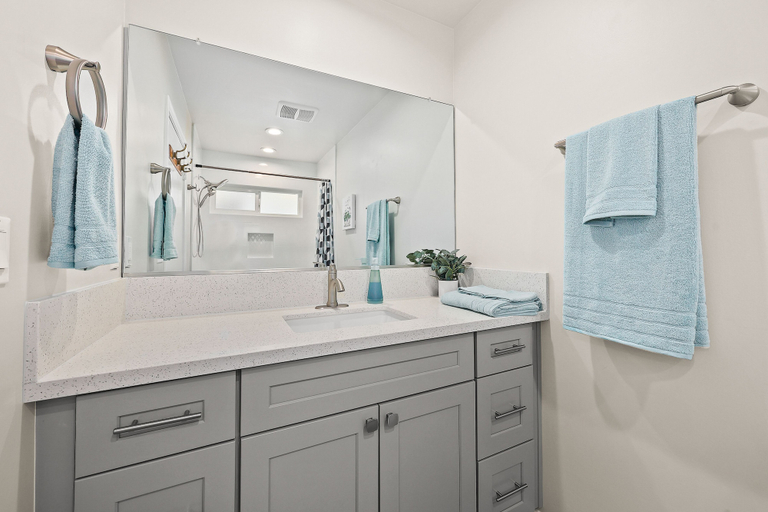 Bathroom 4, Stylish & Charming 15min to Downtown LA, Los Angeles