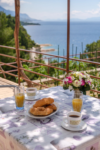 Food & Drinks, Rooms Sani, Brela