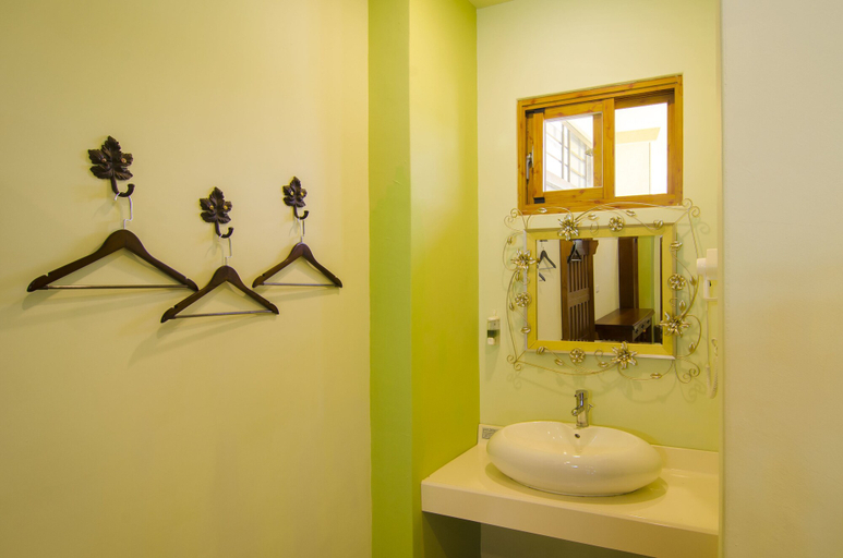Bathroom 3, XinFu Traveler Inn, Taitung