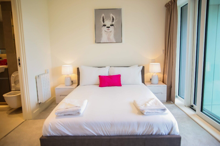 Bedroom 3, Thames View 2 Bed Apartment With Balcony, London